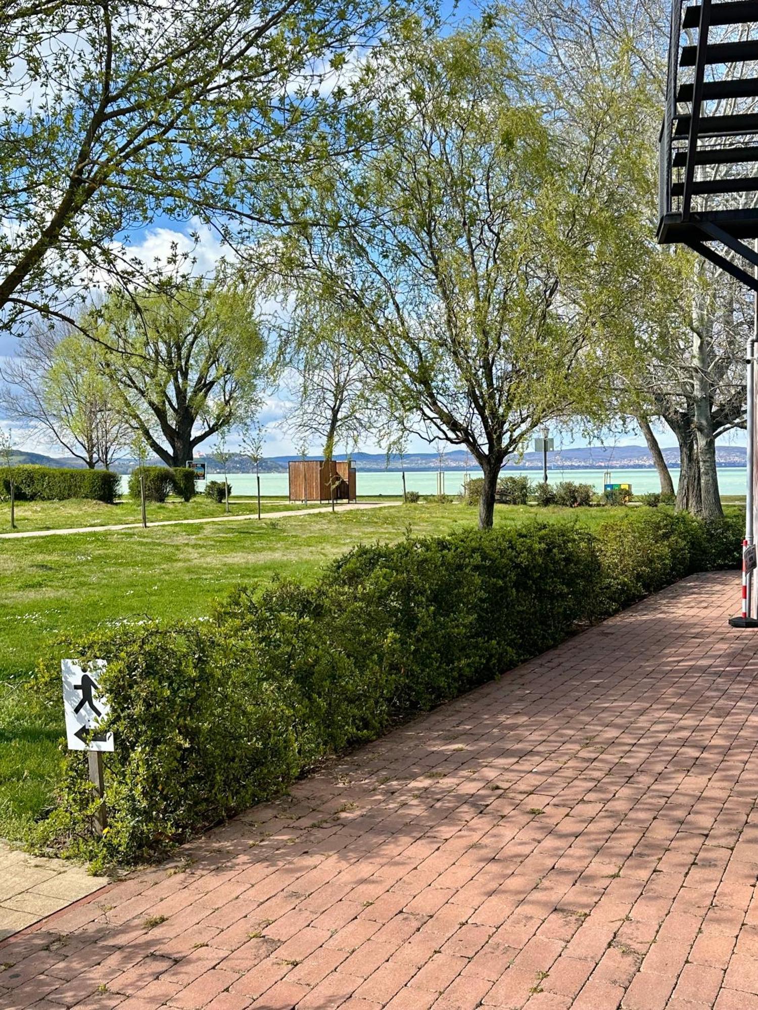 Waterfront Apartmanok 자르마디 외부 사진