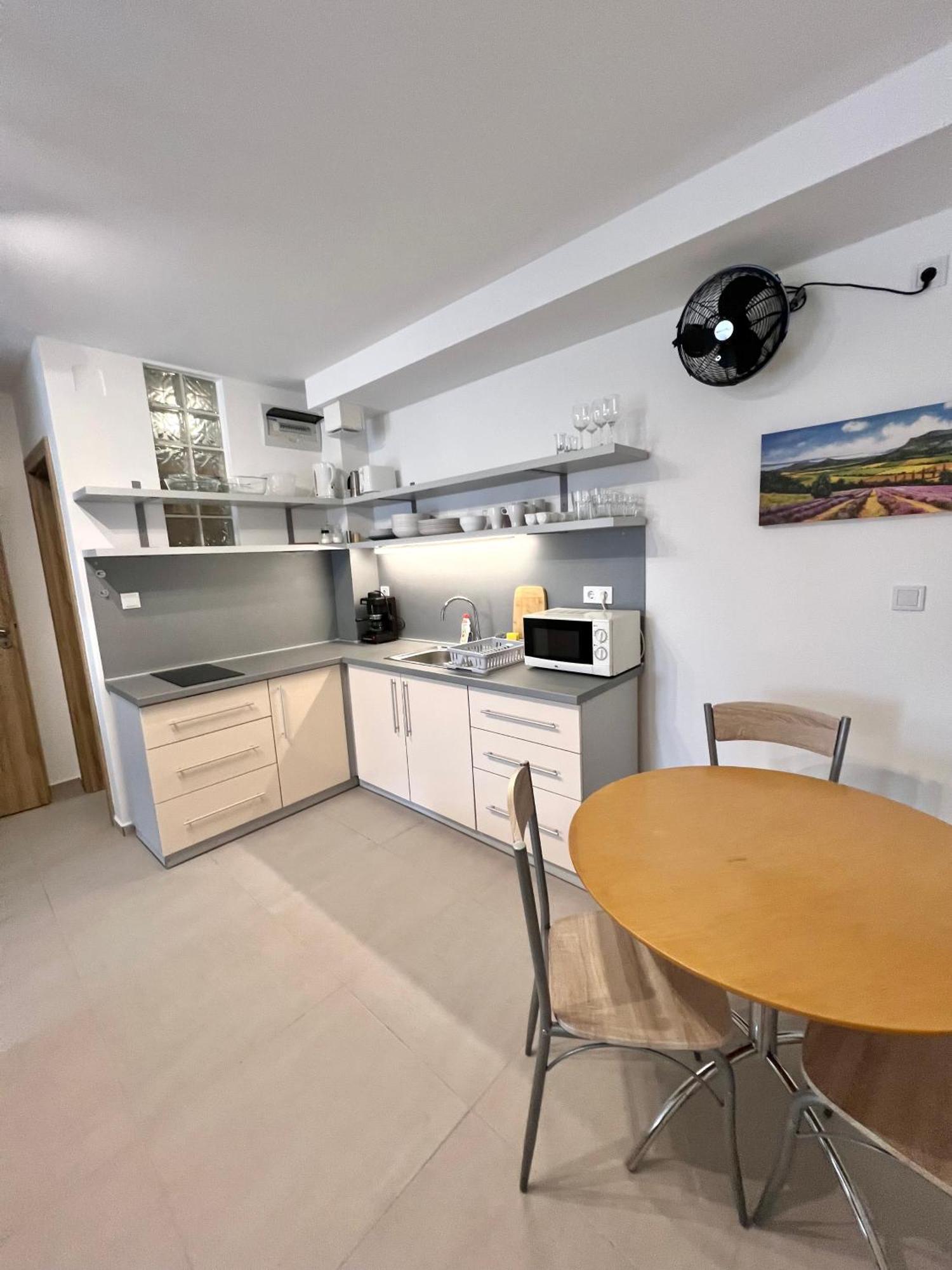 Waterfront Apartmanok 자르마디 외부 사진