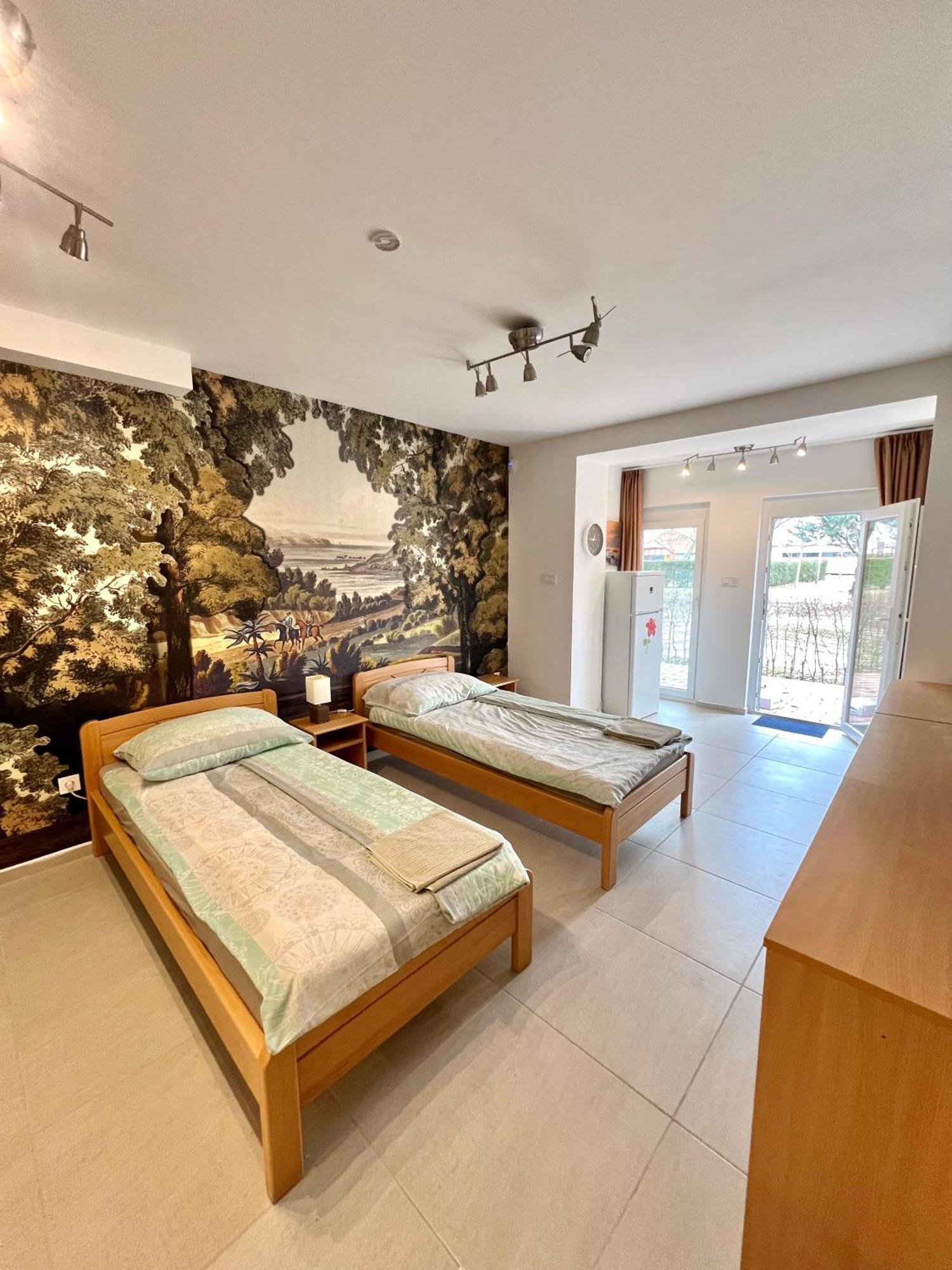 Waterfront Apartmanok 자르마디 외부 사진