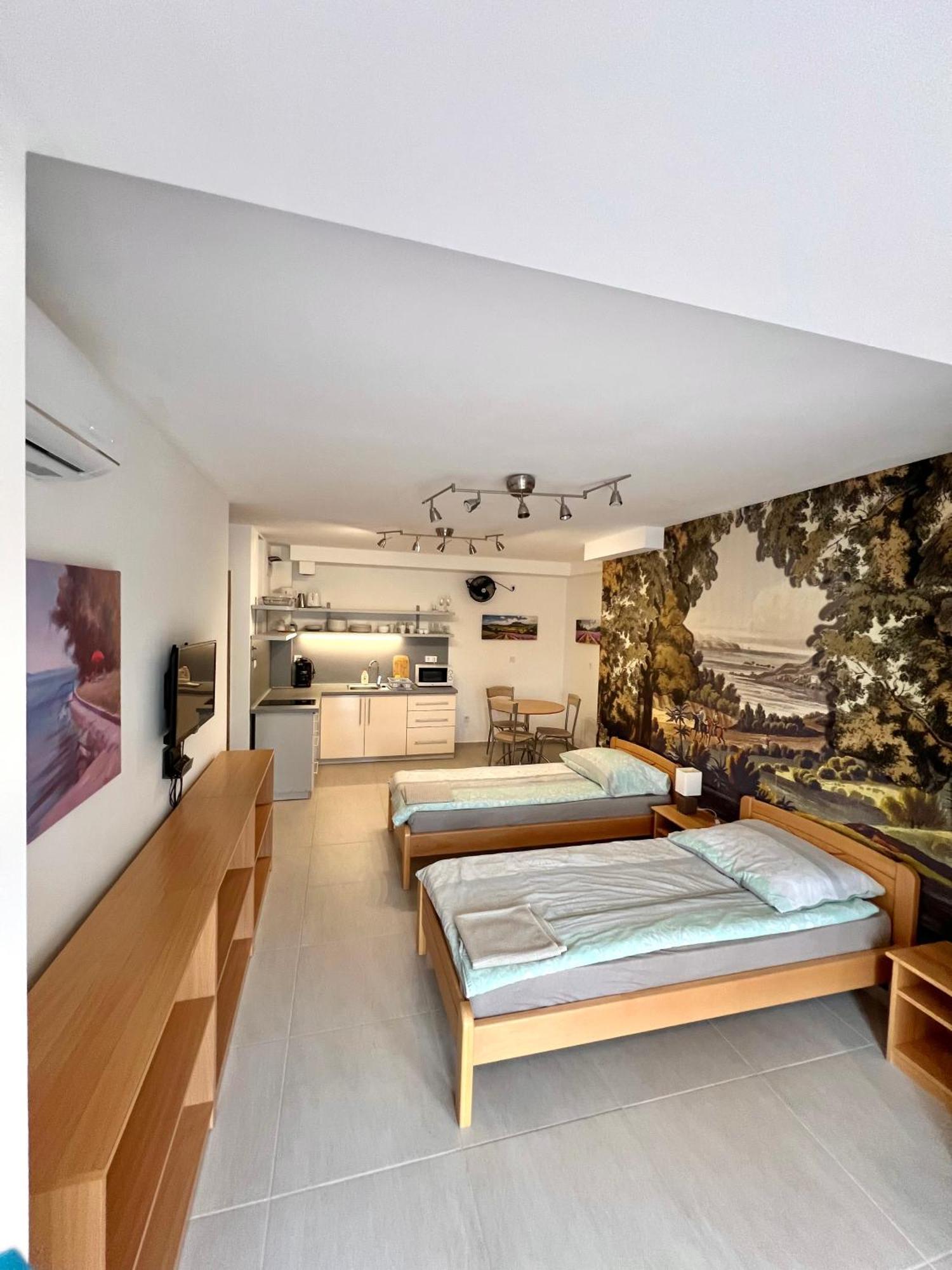 Waterfront Apartmanok 자르마디 외부 사진